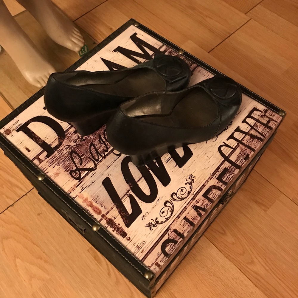 Shoe - Picture 2 of 4